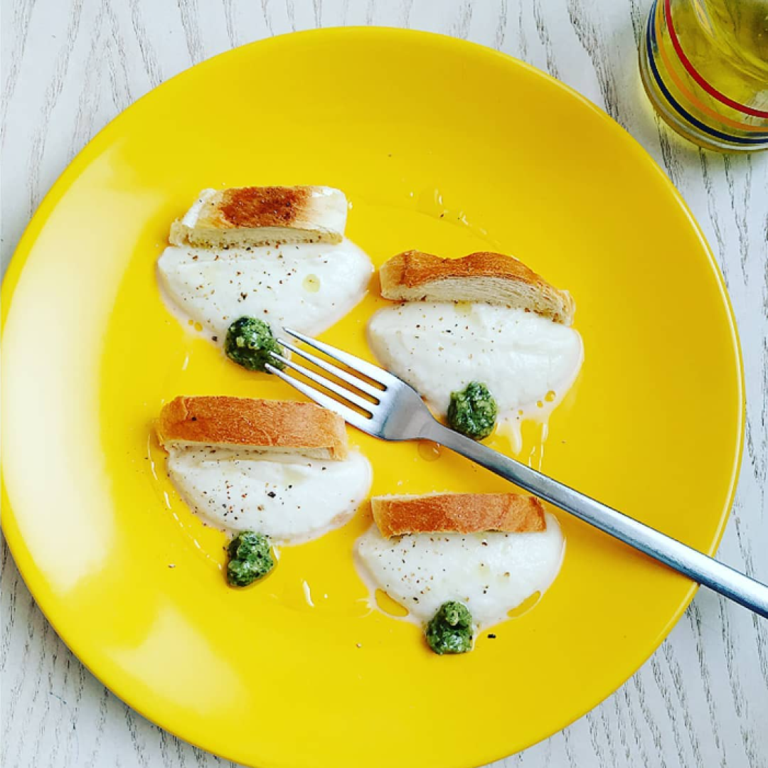 Crema di cavolfiore stufato con crostini e salsa di alici