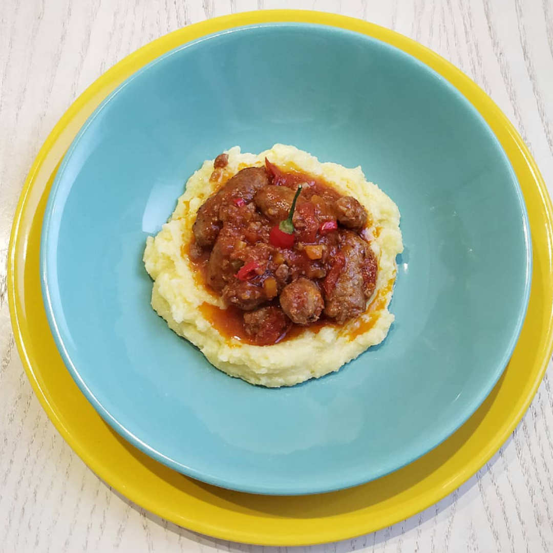 Salsiccia al sugo con polenta, tradizionale e moderna