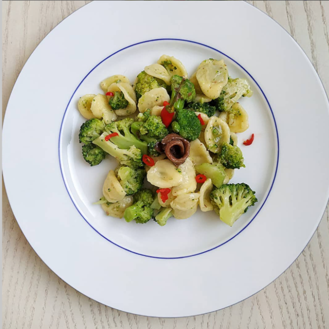 Pasta con broccoli ripassati, aglio e alici