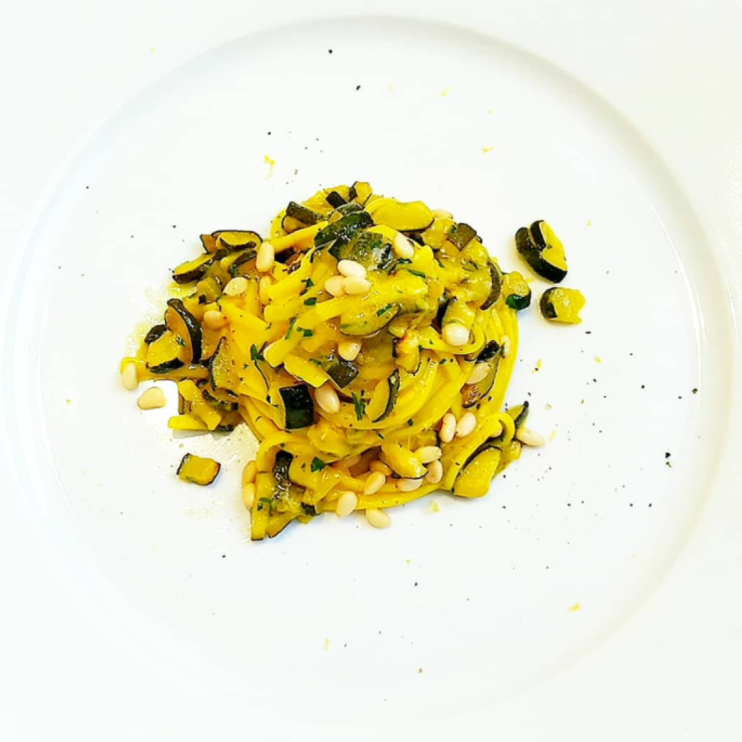 Pasta zucchine, zafferano e pinoli