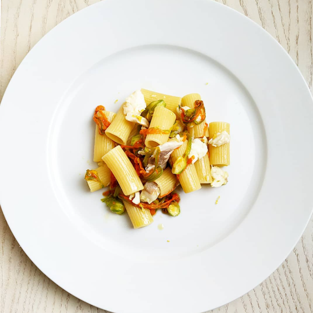 Pasta con fiori di zucca, spigola e zenzero (e bottarga)